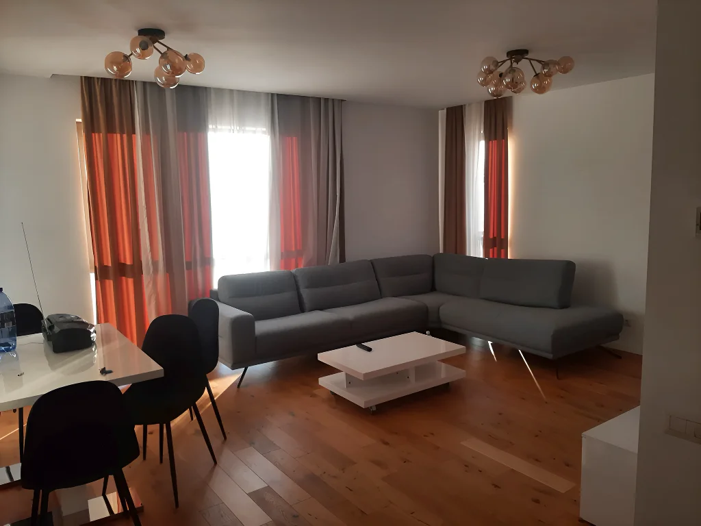 Sufragerie luminoasa cu masa apartament inchiriere Sector 1 București